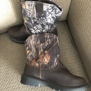 Toddler camo boots